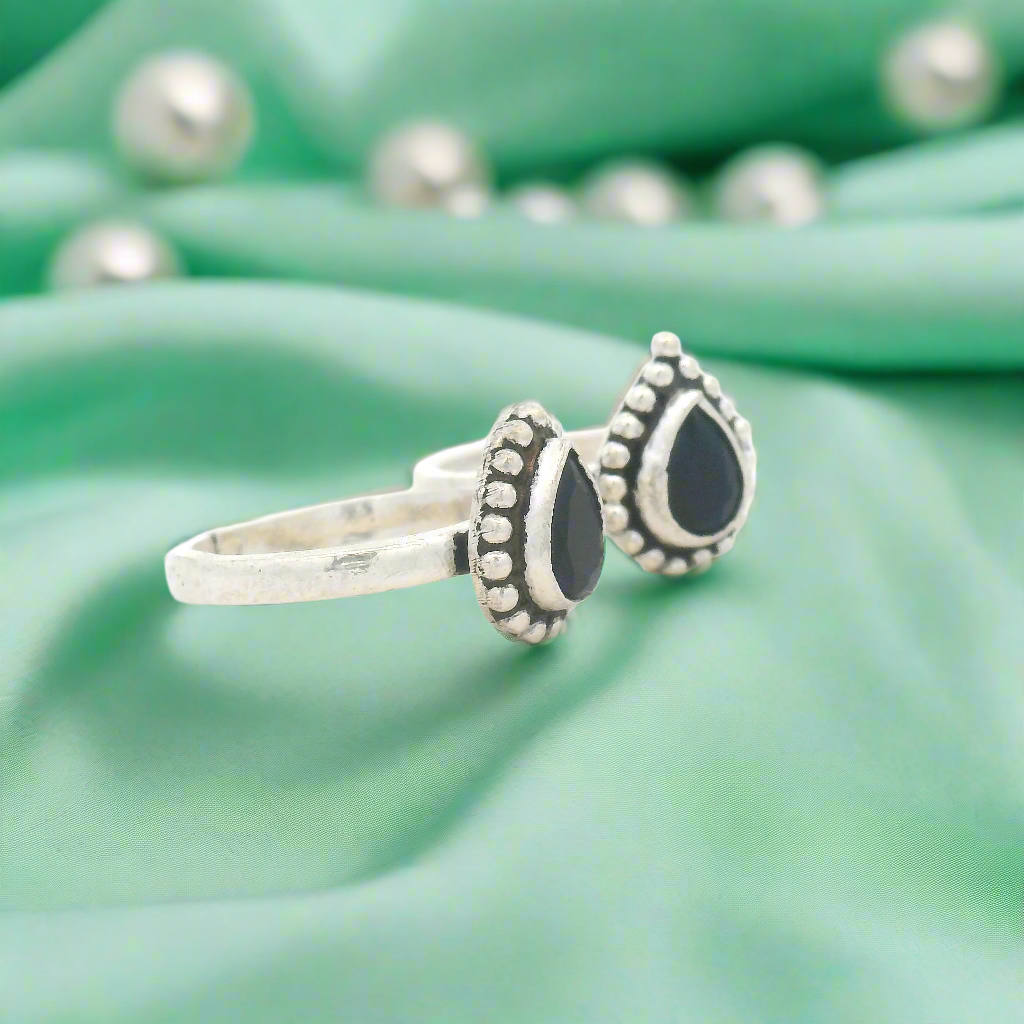 Elegant Black Teardrop Toe Rings