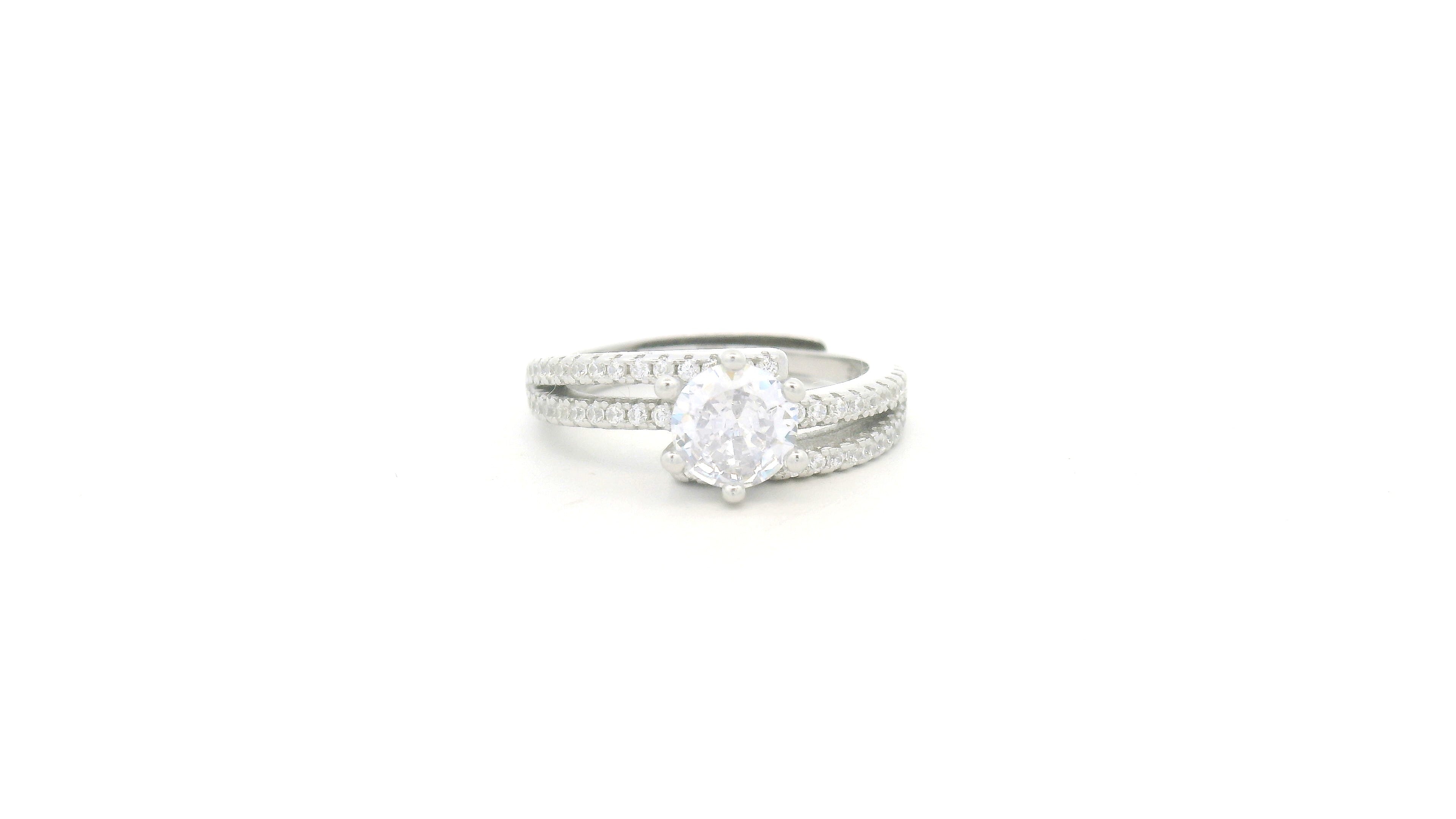 925 Silver Ring with Sparkling Center Stone