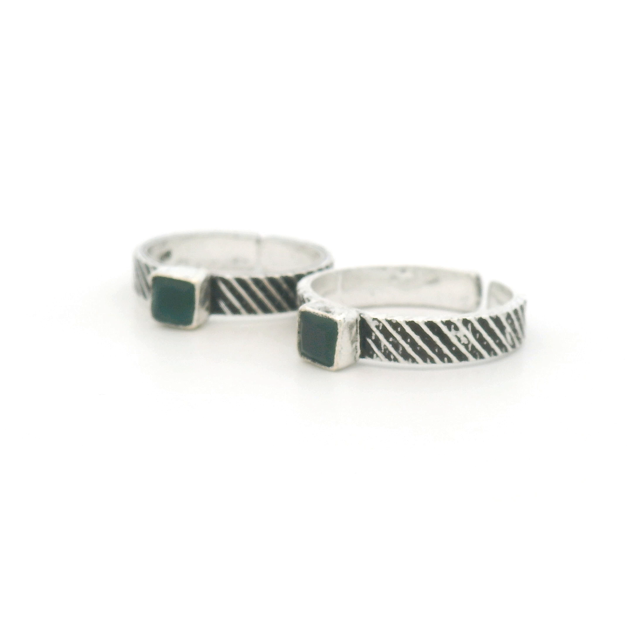 Stylish Silver and Green Toe Rings