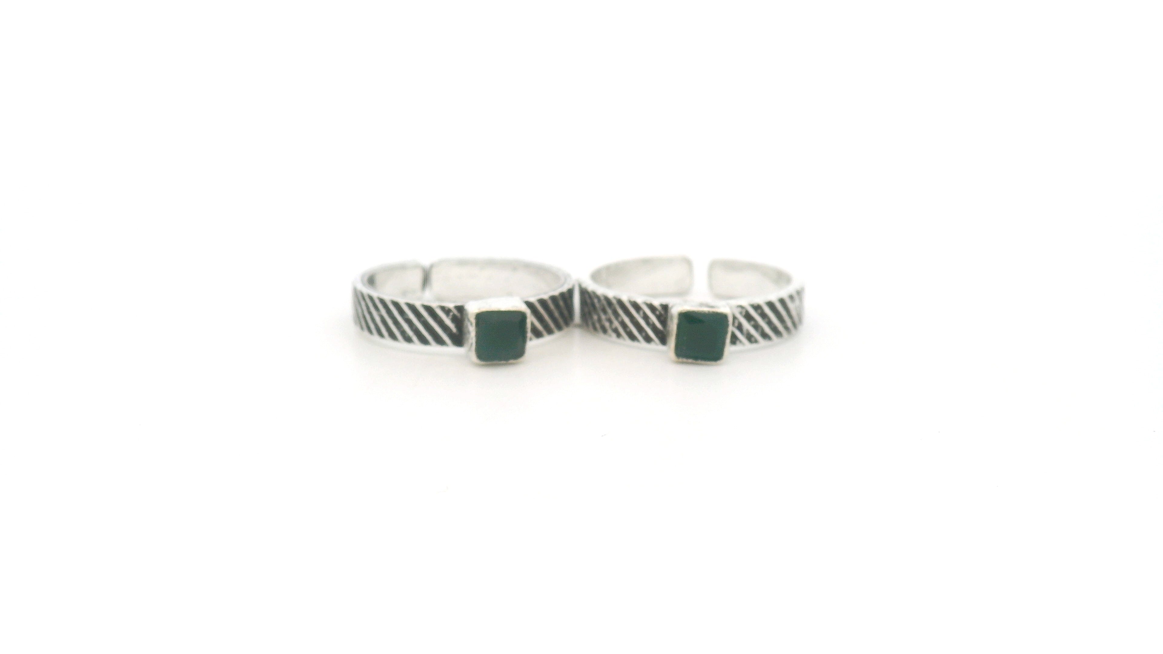 Stylish Silver and Green Toe Rings
