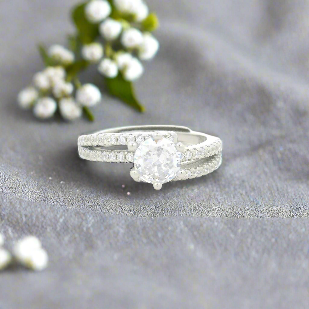 925 Silver Ring with Sparkling Center Stone