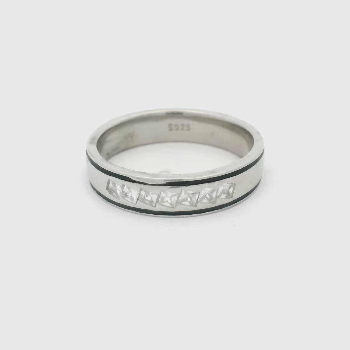 Elegant Silver Ring with Diamonds